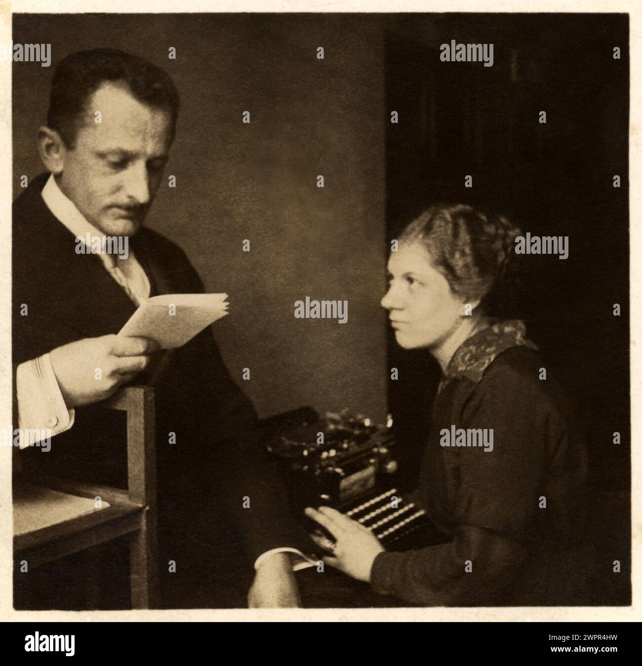 1918 c. , GERMANY : Image taken in an office with a secretary typist sitting in front of the typewriter ( German model of the IDEAL by Nauman Ideal San, 1915 ) while the office manager reads a letter or dictates the reply text to his employee ( possible the woman was the wife of this man ) . Photo by unknown unprofessional photographer . - GERMANIA  - FOTO STORICHE - HISTORY  - EMANCIPAZIONE FEMMINILE - FEMMINISMO - LIBERAZIONE DELLA DONNA -  WOMEN'S EMANCIPATION - FEMINISM - WOMEN'S LIBERATION - ANNI DIECI - 1910's - 10's - '10  - DONNA LAVORATRICE - SUL AL LAVORO - UFFICIO - IMPIEGATA - DATT Stock Photo