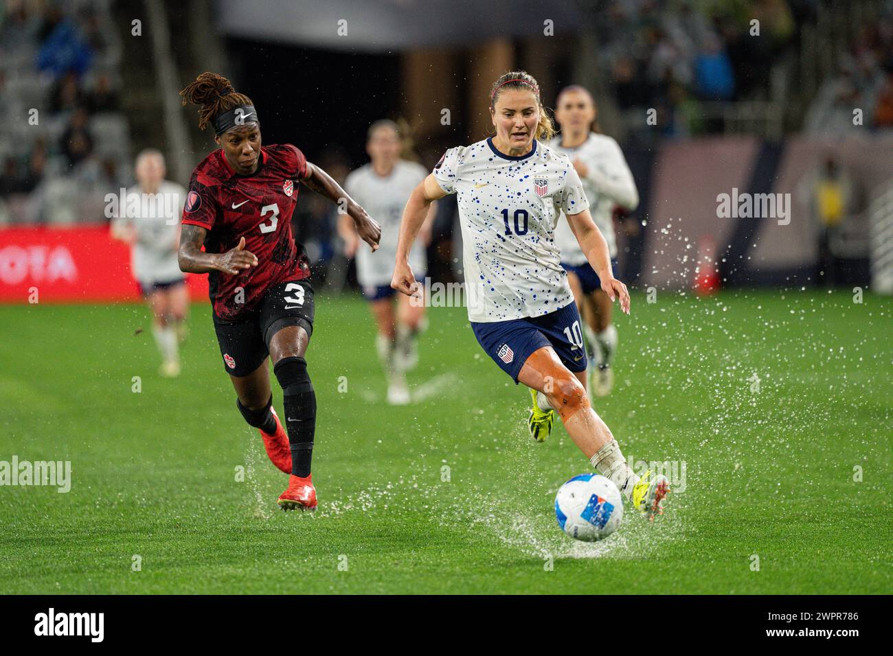 United States midfielder Lindsey Horan (10) is defended by Canada defender Kadeisha Buchanan (3) during the Concacaf W Gold Cup semifinals match, Wedn Stock Photo