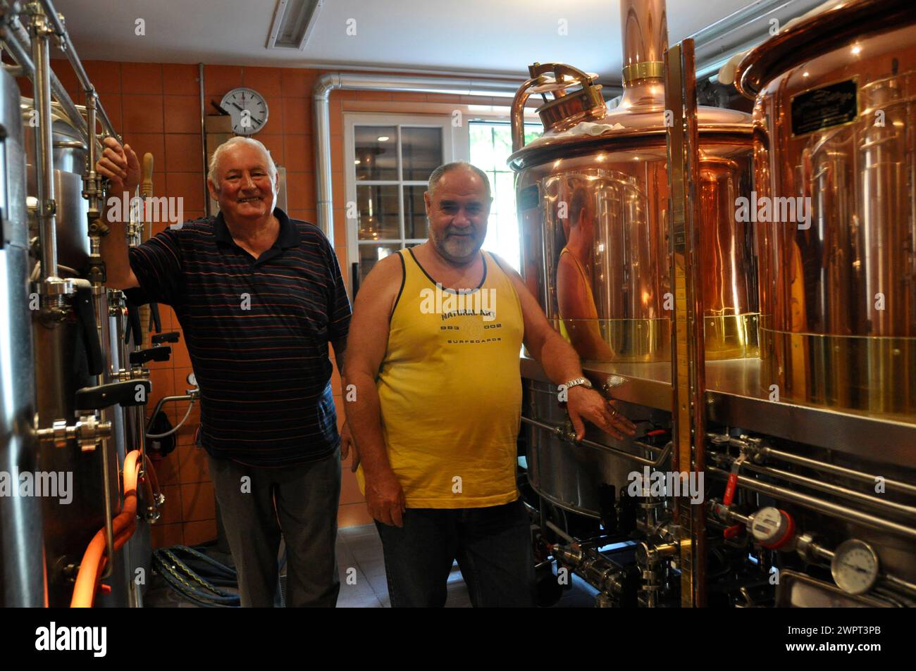 Das schmucke Herzstück der kleinsten aber feinsten Bierbrauerei an der Flühgasse  in Zürich mit den beiden Brauer, die ihr Handwerk von der Pieke auf Stock Photo