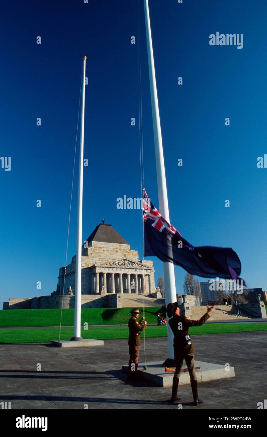 Australia, Melbourne War Memorial, soldiers, flag, building, fire, flame, Australien, Melbourne, Kriegsdenkmal, Soldaten, Flagge, Mast, ewiges Feuer Stock Photo