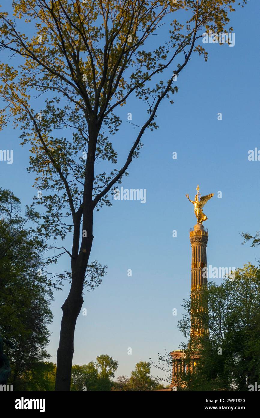 Victory Column with golden angel on the Strasse des 17. Juni, centre ...