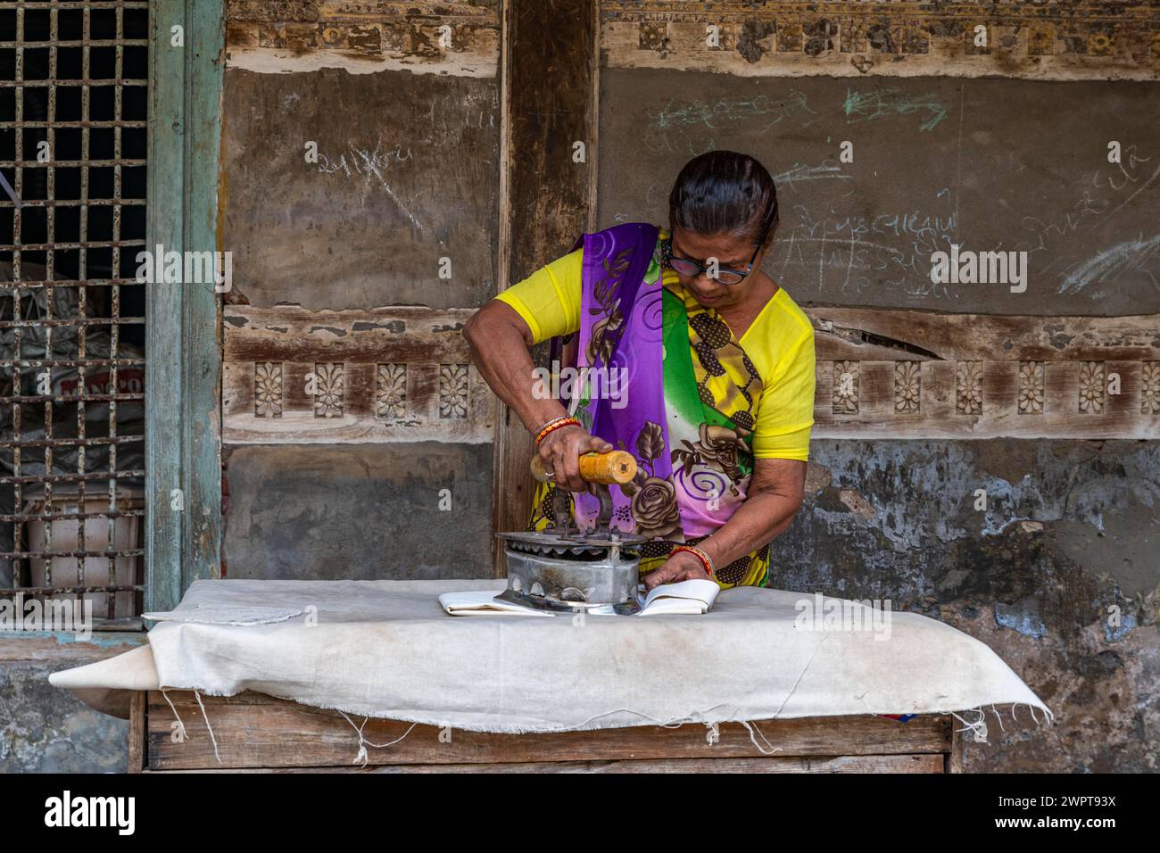 Woman flat iron cloth with a very old Unesco site, Ahmedabad, Gujarat, India Stock Photo