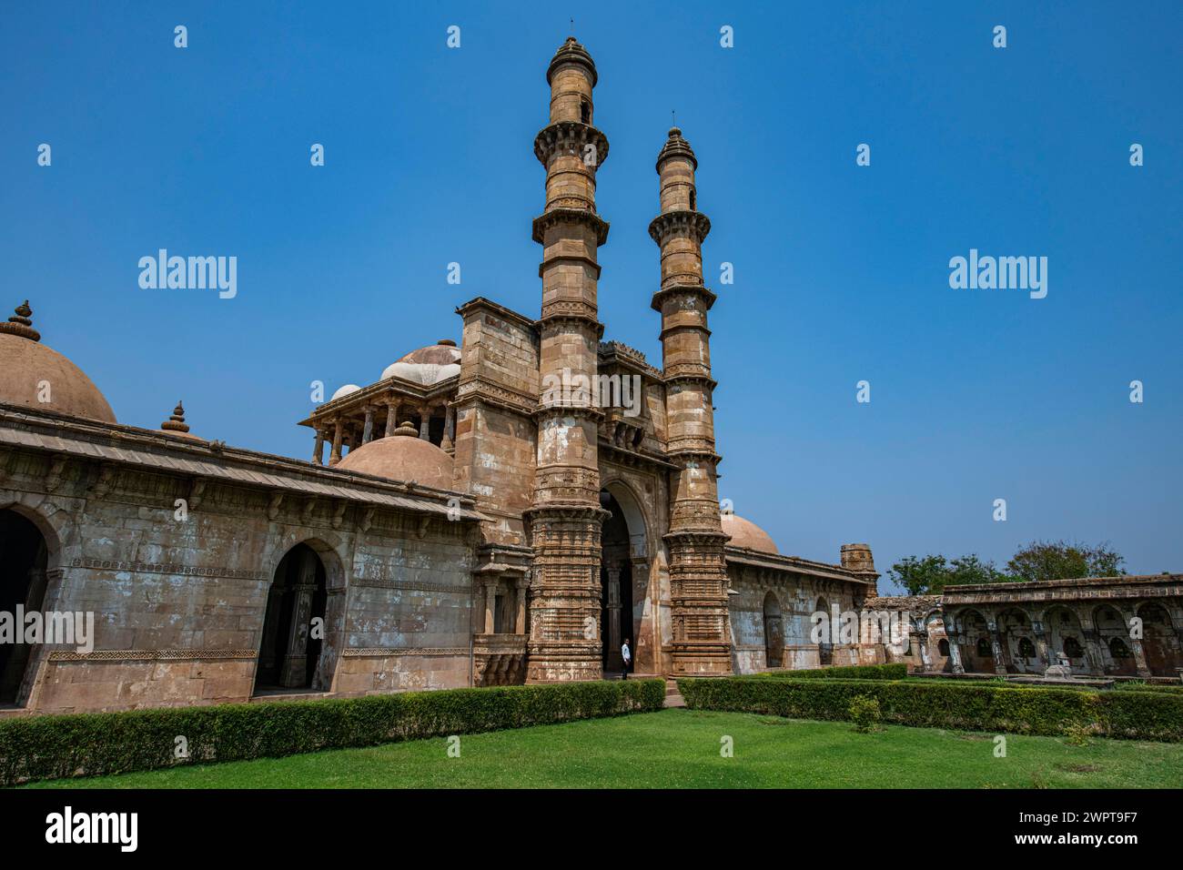 jami-mosque-unesco-site-champaner-pavaga