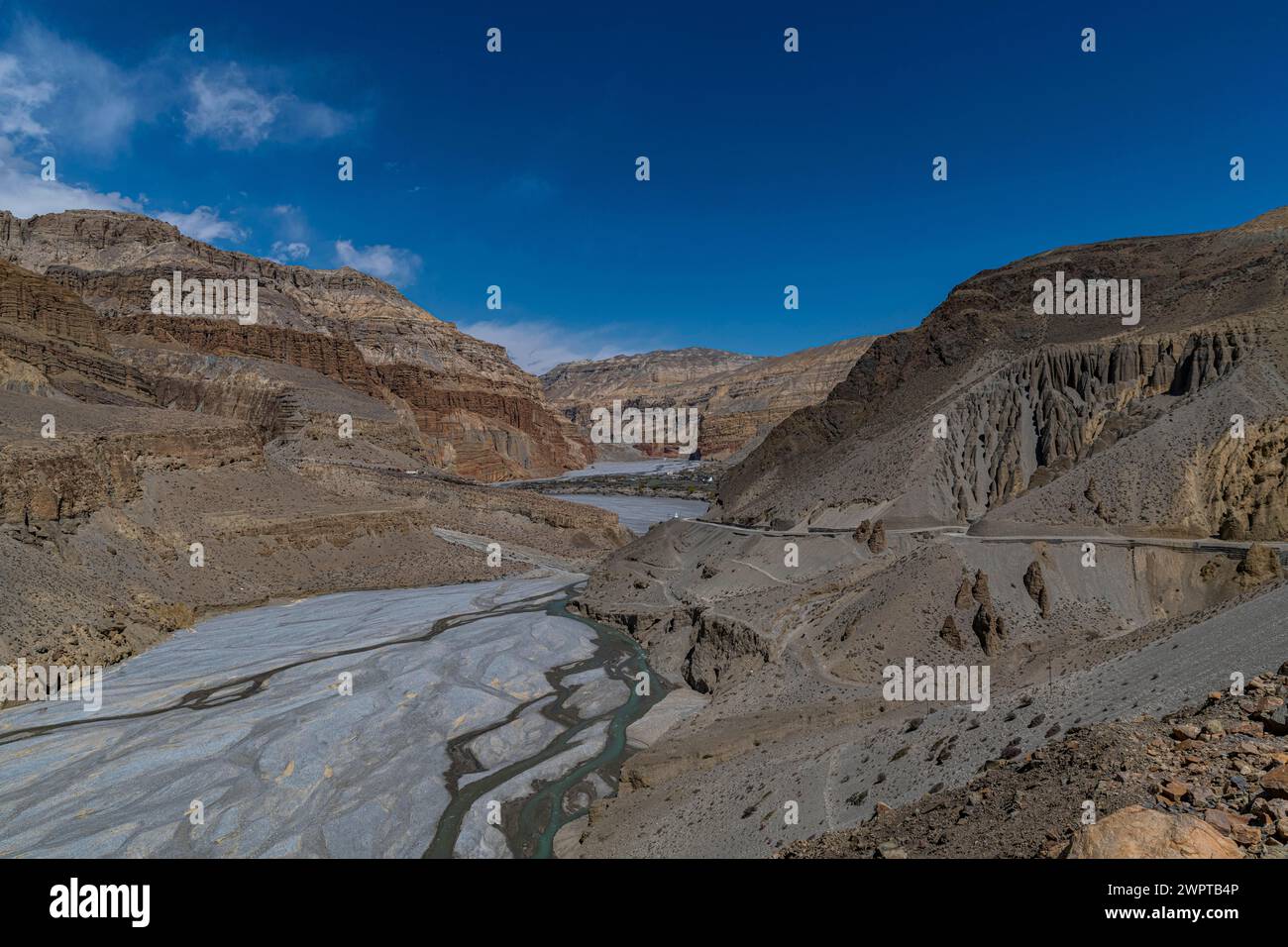 Tiny village in a huge dry riverbed, Kingdom of Mustang, Nepal Stock Photo
