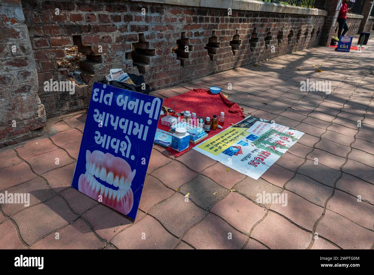 Street dentist, Vadodara, Gujarat, India Stock Photo