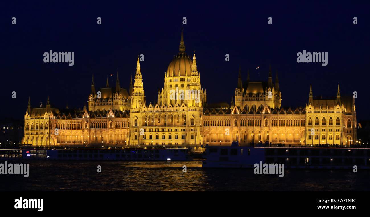 Panoramic night view budapest hi-res stock photography and images - Alamy