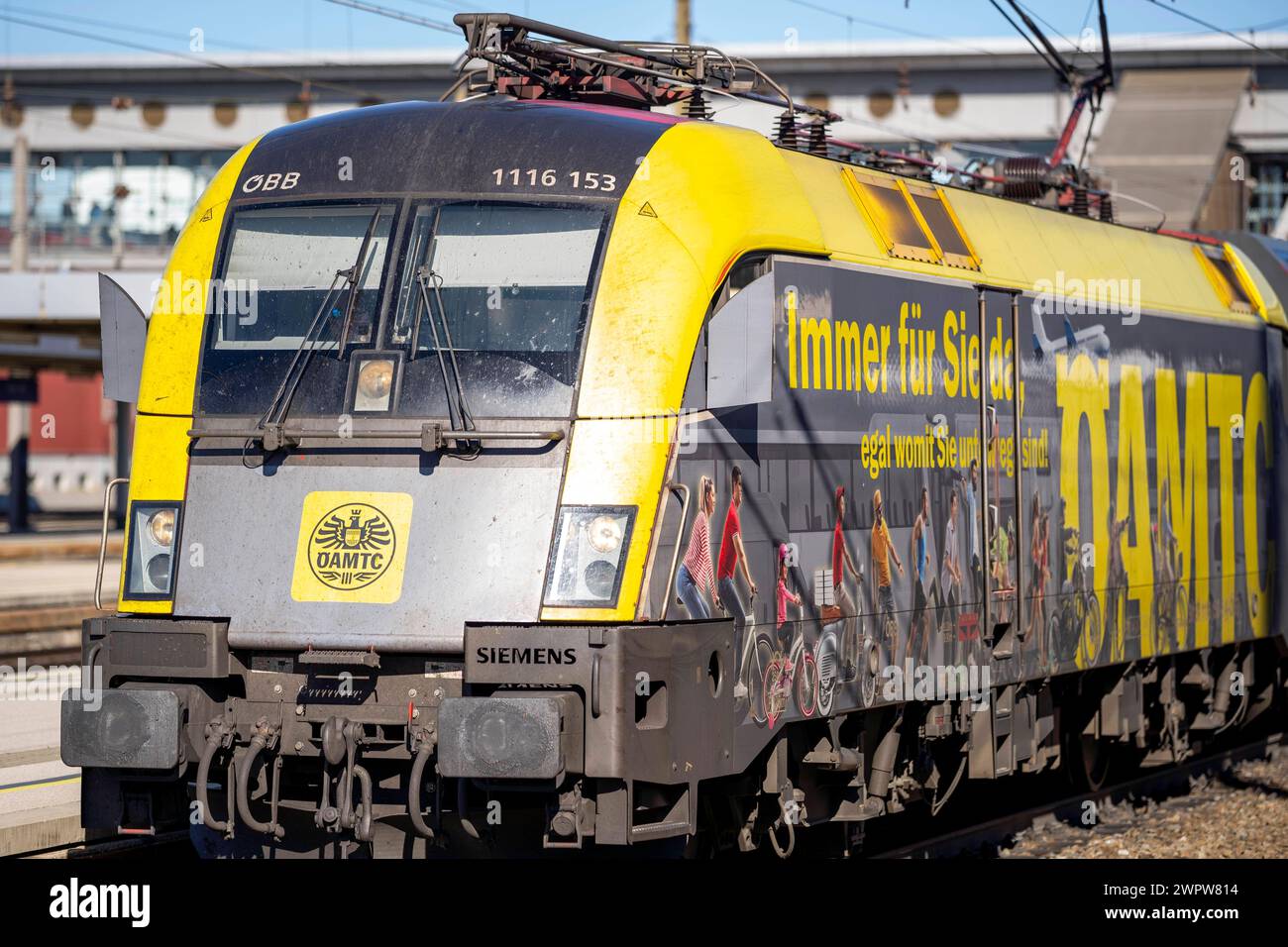 Wels, Österreich. 9. März 2024. RailjetLok im ÖAMTC Look der