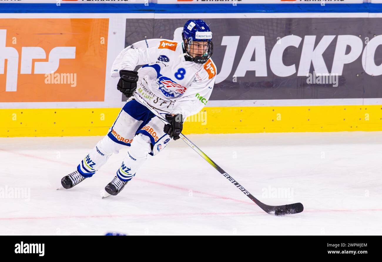 Lions Nachwuchsspieler #8 Till Sax ist, während dem Spiel gegen den IFK Helsinki während der Salzmann Trophy in der Swiss Life Arena, mit dem Puck unt Stock Photo