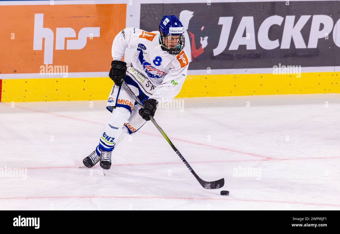 Lions Nachwuchsspieler #8 Till Sax ist, während dem Spiel gegen den IFK Helsinki während der Salzmann Trophy in der Swiss Life Arena, mit dem Puck unt Stock Photo