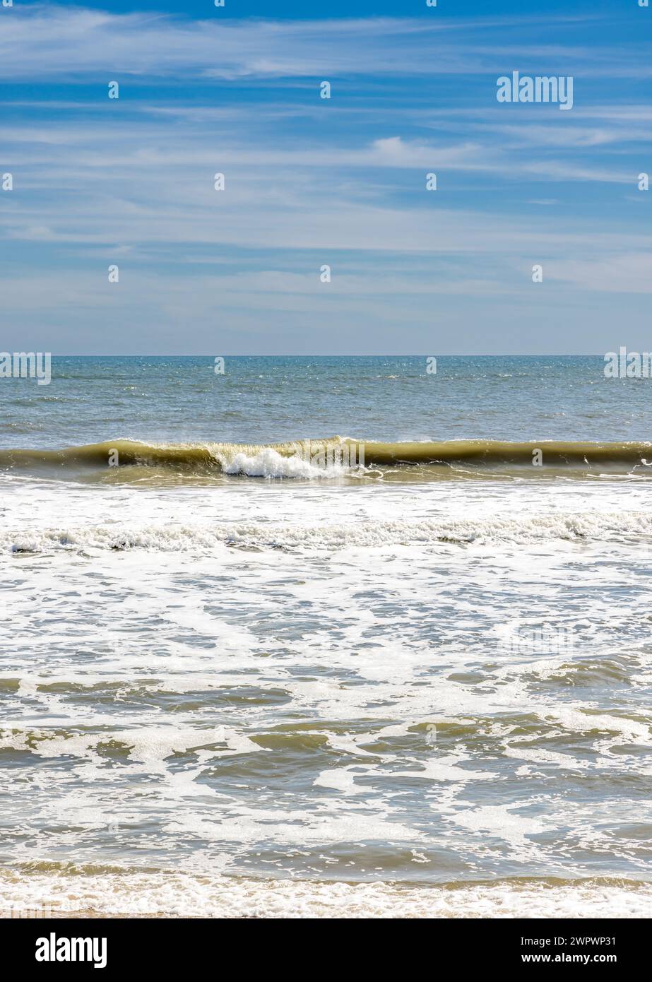 Waves breaking on beach ocean hi-res stock photography and images - Alamy