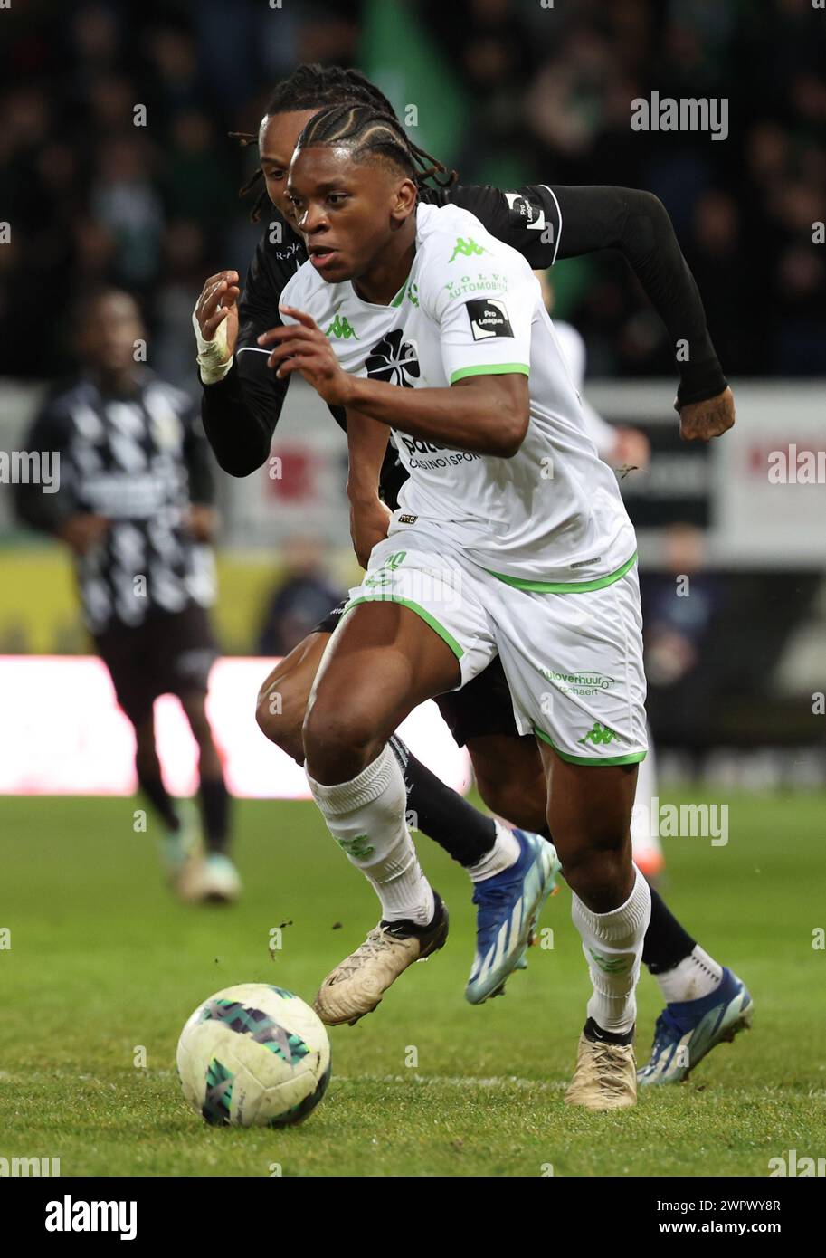 Charleroi, Belgium. 09th Mar, 2024. Charleroi's Jeremy Petris and Cercle's Flavio Nazinho fight for the ball during a soccer match between Sporting Charleroi and Cercle Brugge, Saturday 09 March 2024 in Charleroi, on day 29 of the 2023-2024 'Jupiler Pro League' first division of the Belgian championship. BELGA PHOTO VIRGINIE LEFOUR Credit: Belga News Agency/Alamy Live News Stock Photo