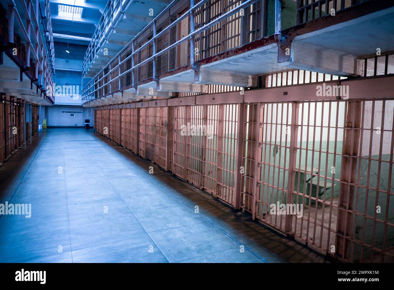 Alcatraz. Felseninsel in der San Francisco Bay. In der Zeit von 1934 bis 1963 eines der bekanntesten und berüchtigtsten Hochsicherheitsgefängnisse. Symbol für den amerikanischen Strafvollzug. Zellengang auch Broadway genannt, menschenleer. San Francisco, Kalifornien, USA, Vereinigte Staaten von Amerika, 26.02.2024 *** Alcatraz Rock Island in San Francisco Bay From 1934 to 1963 one of the best known and most notorious maximum security prisons Symbol of the American penal system Cell corridor also known as Broadway, deserted San Francisco, California, USA, United States of America, 26 02 2024 Stock Photo