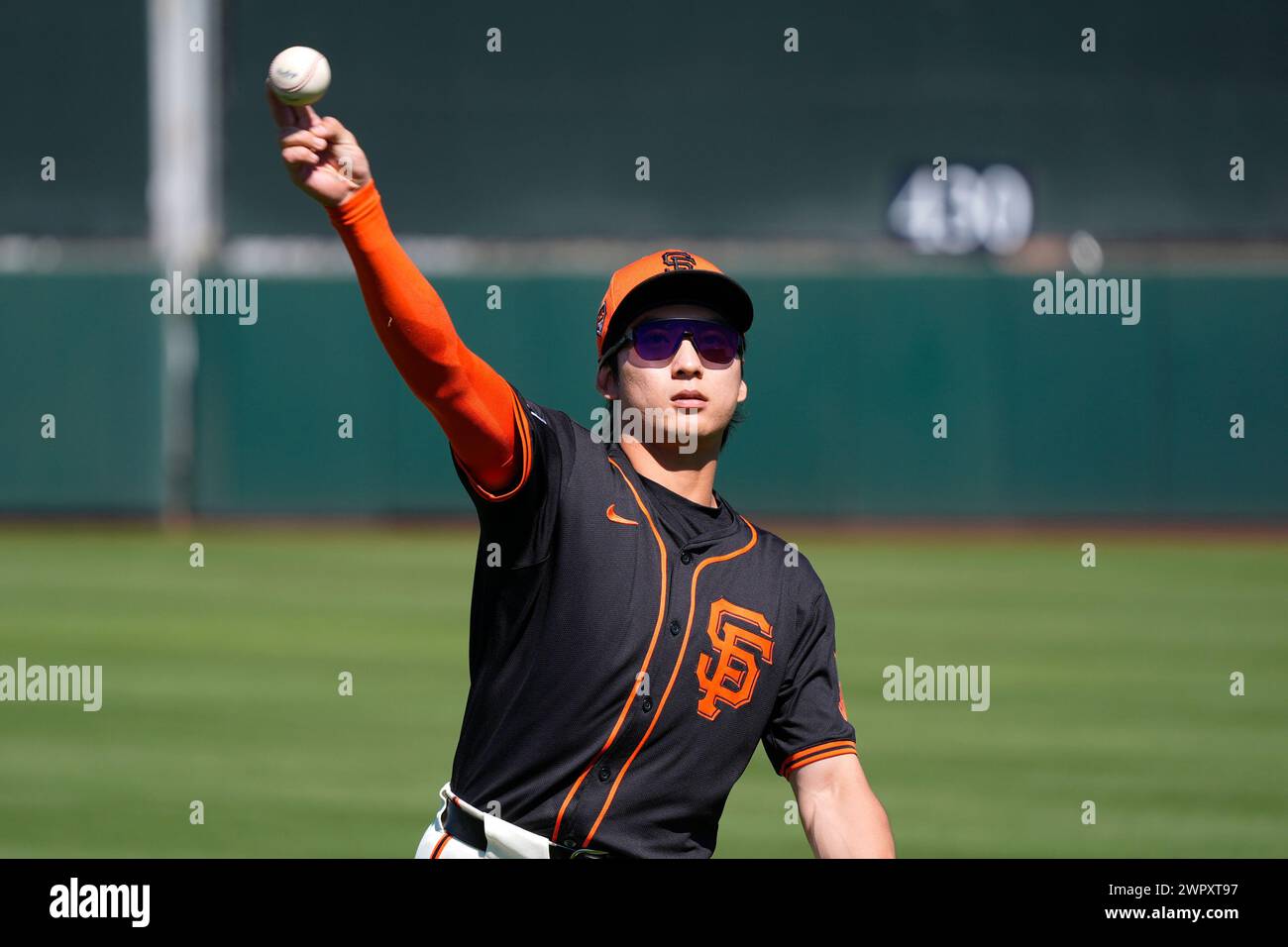 San Francisco Giants outfielder Jung Hoo Lee, of South Korea, warms up