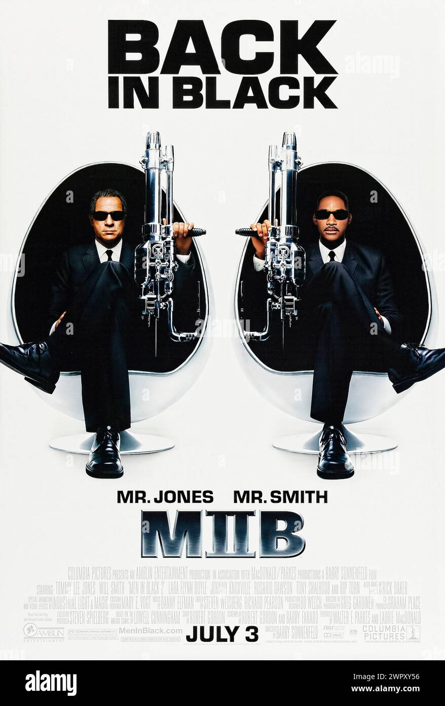 Men in Black II (2002) directed by Barry Sonnenfeld and starring Tommy Lee Jones, Will Smith and Rip Torn. Agent J is sent to find Agent K and restore his memory after the re-appearance of a case from K's past. Photograph of an original 2002 US one sheet poster. ***EDITORIAL USE ONLY*** Credit: BFA / Sony Pictures Releasing Stock Photo
