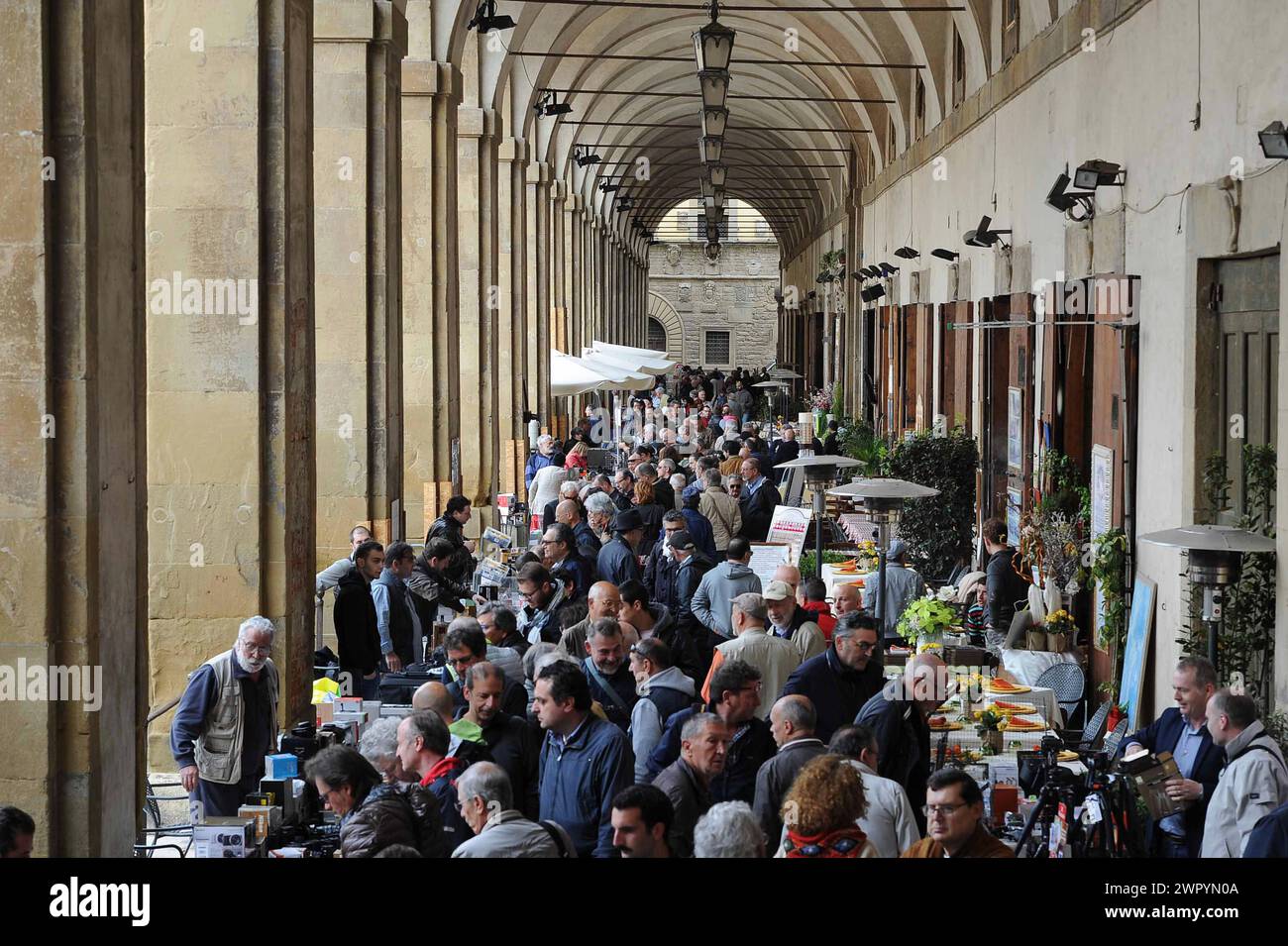 Fotoantiquaria ad Arezzo, fiera della fotografia in due edizioni annuali in piazza grande con molti fotografi Stock Photo