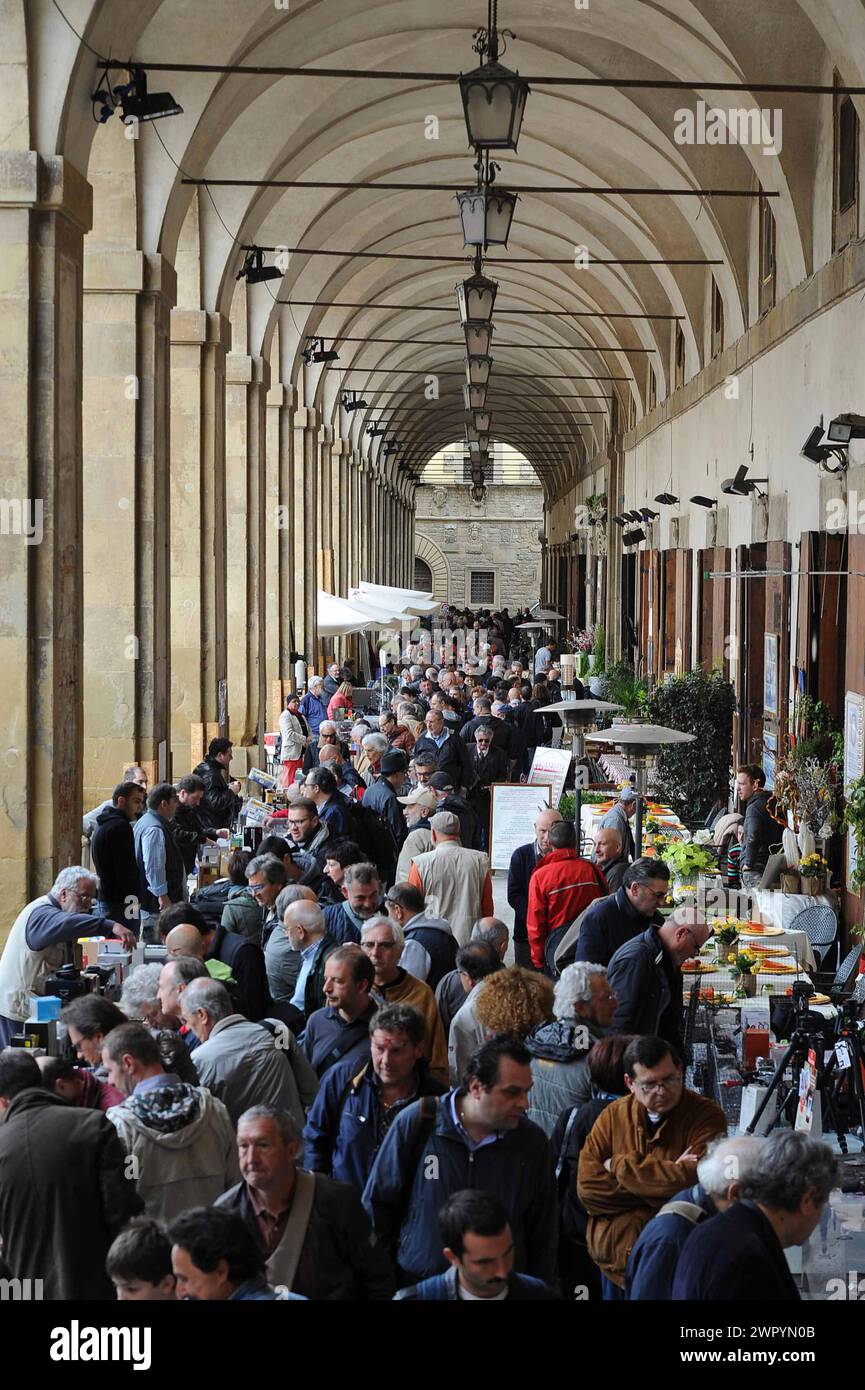 Fotoantiquaria ad Arezzo, fiera della fotografia in due edizioni annuali in piazza grande con molti fotografi Stock Photo