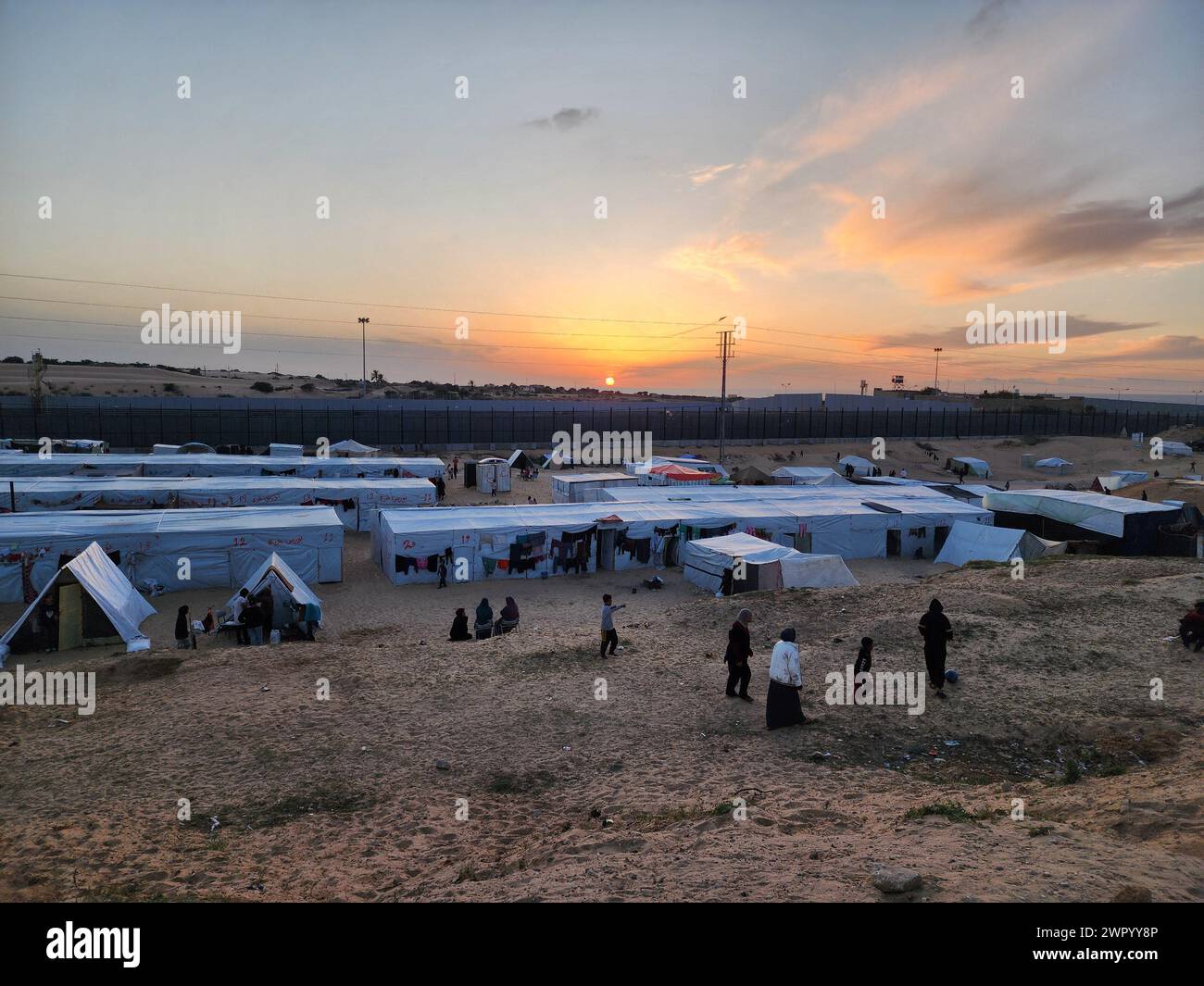 Displaced Palestinians live in makeshift tents in the Rafah refugee ...