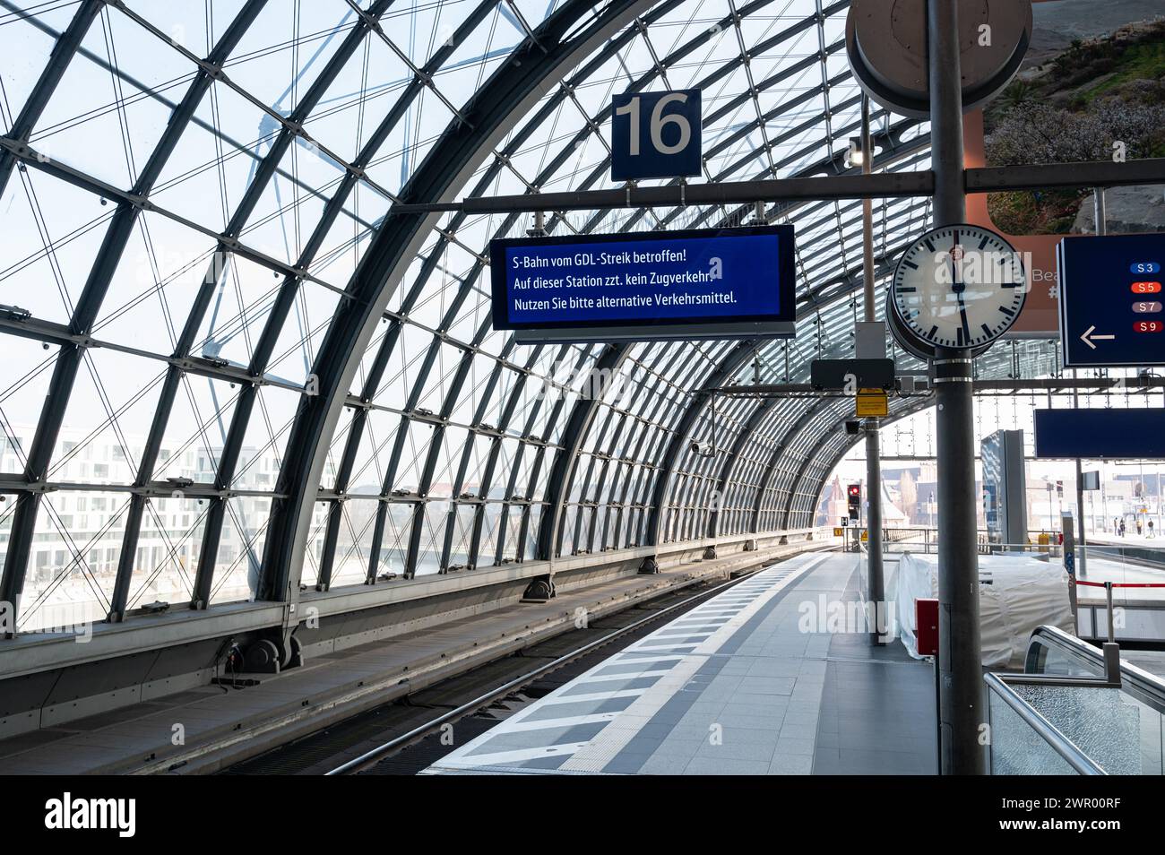 07.03.2024, Berlin, Germany, Europe - Deserted Berlin Central Railway Station with empty platforms during a labour union strike of train drivers. Stock Photo