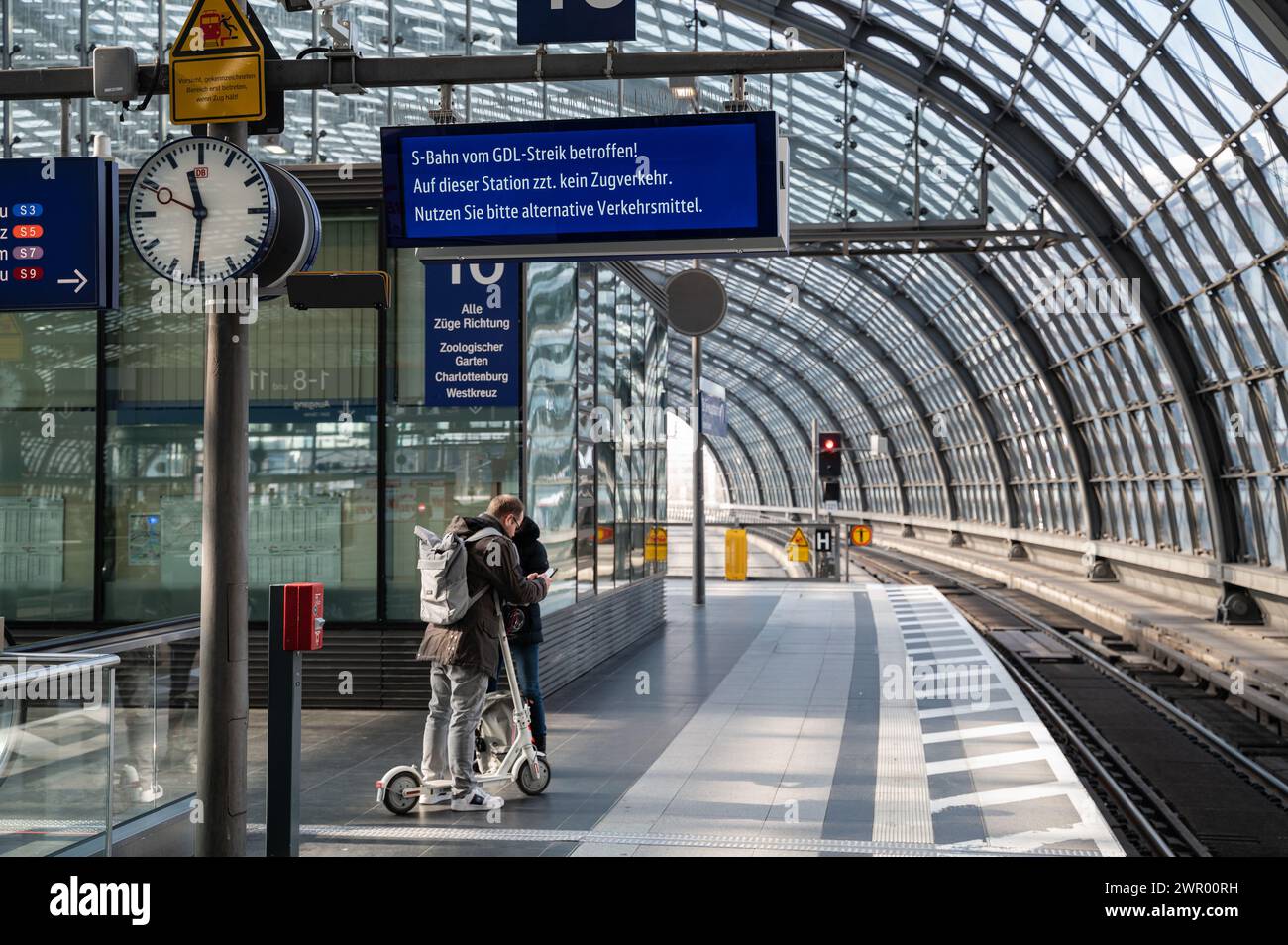 07.03.2024, Berlin, Germany, Europe - Rail passengers stand on an empty platform at an almost deserted Berlin Central Railway Station during a labour Stock Photo