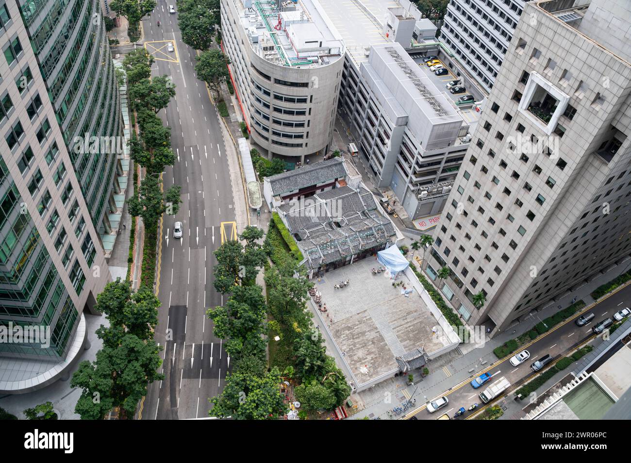 01.08.2023, Singapur, Republik Singapur, Asien - Blick von der Aussichtsterrasse Green Oasis des neuen CapitaSpring Wolkenkratzers am Raffles Place auf das Geschaeftszentrum mit seinen Haeuserschluchten entlang der Church Street. Im Bildmittelpunkt befindet sich der taoistische Yueh Hai Ching Tempel. *** 01 08 2023, Singapore, Republic of Singapore, Asia View from the Green Oasis viewing terrace of the new CapitaSpring skyscraper at Raffles Place to the business center with its canyons of houses along Church Street In the center of the picture is the Taoist Yueh Hai Ching Temple Stock Photo