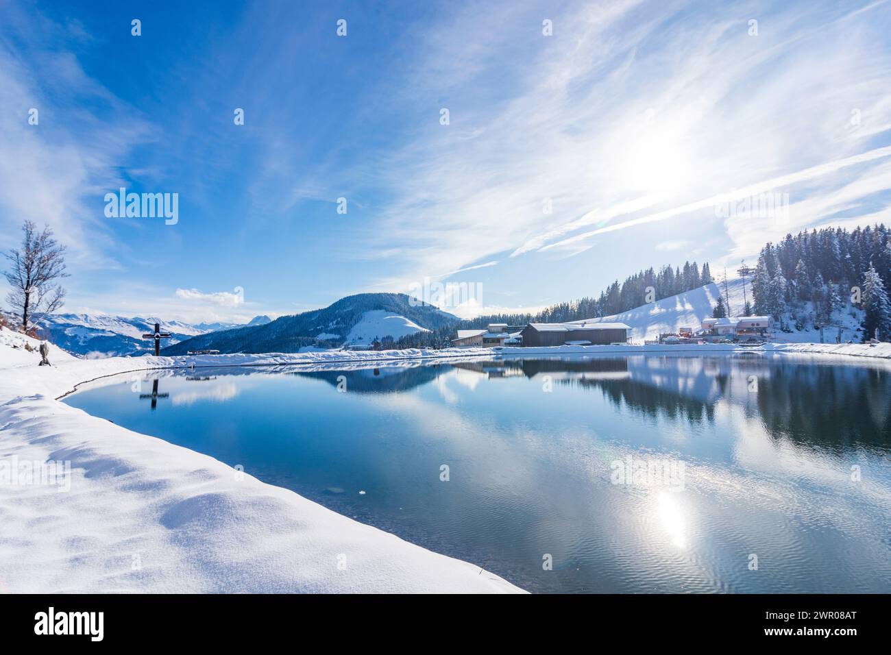 Reith bei Kitzbühel: mountain Astberg, pond Astbergsee, snow in Wilder Kaiser (Kaiser Mountains), Tirol, Tyrol, Austria Stock Photo