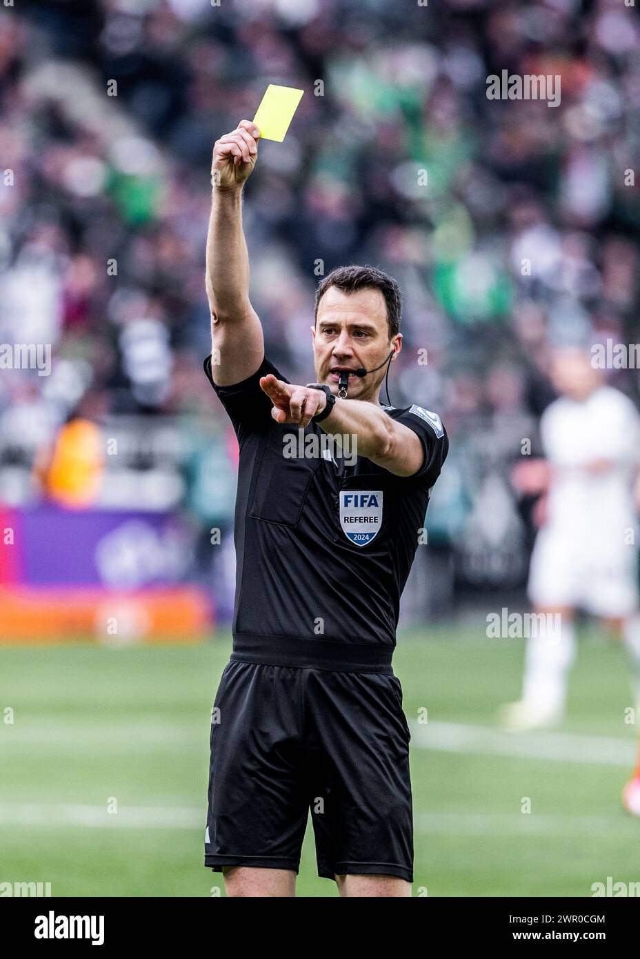 Mönchengladbach, Borussia Park, 09.03.2024: Schiedsrichter Felix Zwayer gibt eine gelbe Karte beim Spiel der 1.Bundesliga Borussia Moenchengladbach vs Stock Photo