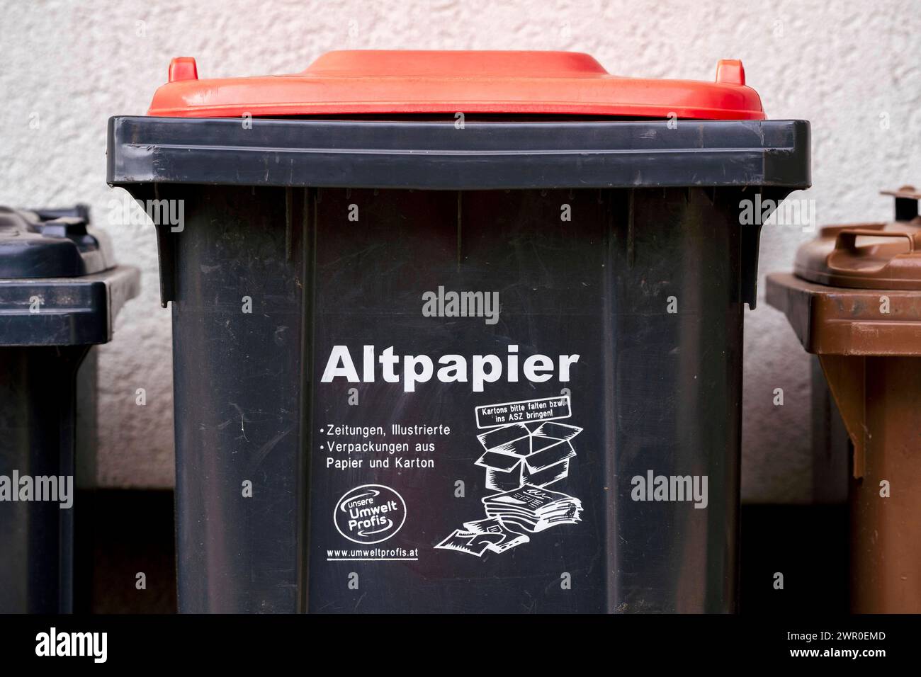 Picture of a garbage can hi-res stock photography and images - Alamy