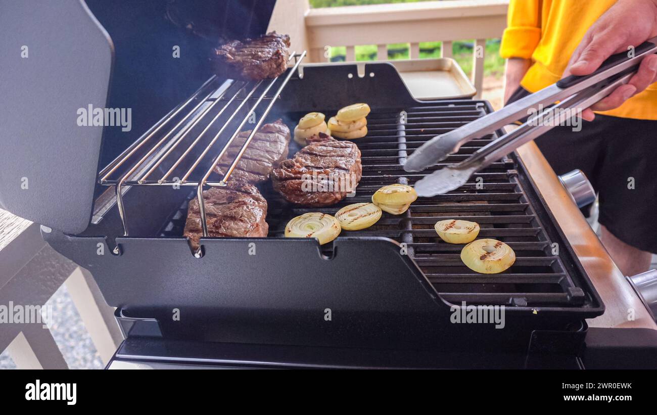 Two burner gas grill hi-res stock photography and images - Alamy