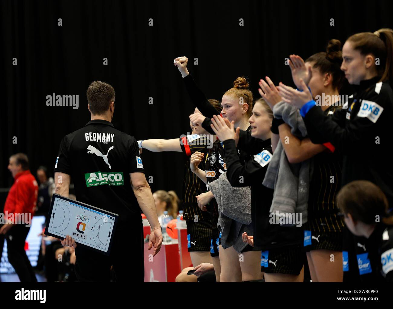 Düsseldorf, Deutschland, Hallenhandball Damen Länderspiel Deutschland : Slovakei 32:18 Qualifikation WOMEN'S EHF EURO 2024 am 03.03.2024 in der Mitsubishi-Electric Halle in Düsseldorf Nationaltrainer Markus GAUGISCH (GER) li.- Foto: Norbert Schmidt, Duesseldorf Stock Photo