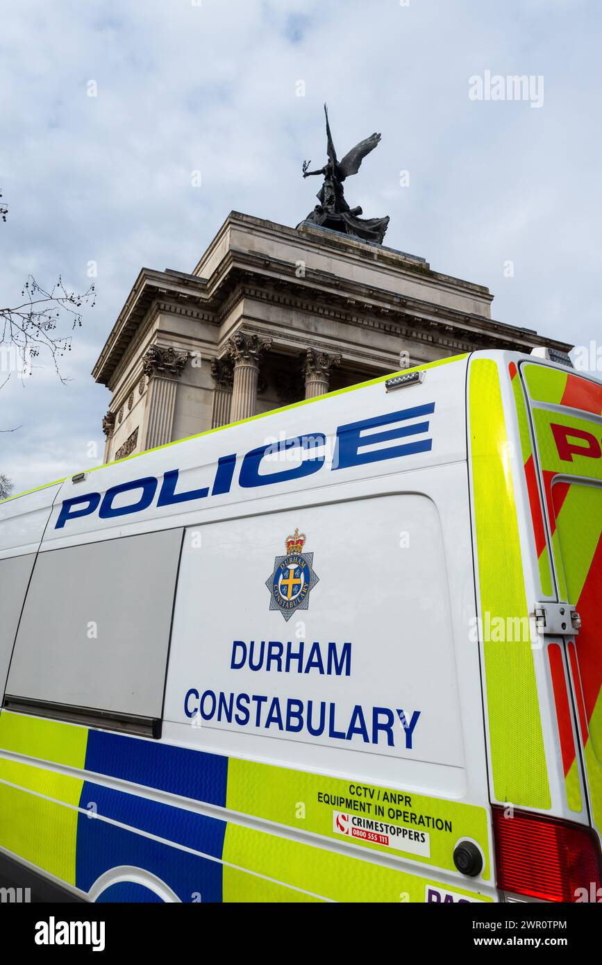 Durham Constabulary police van drafted in to assist with pro Palestine protest march, parked in Hyde Park Corner, London, by Wellington Arch Stock Photo