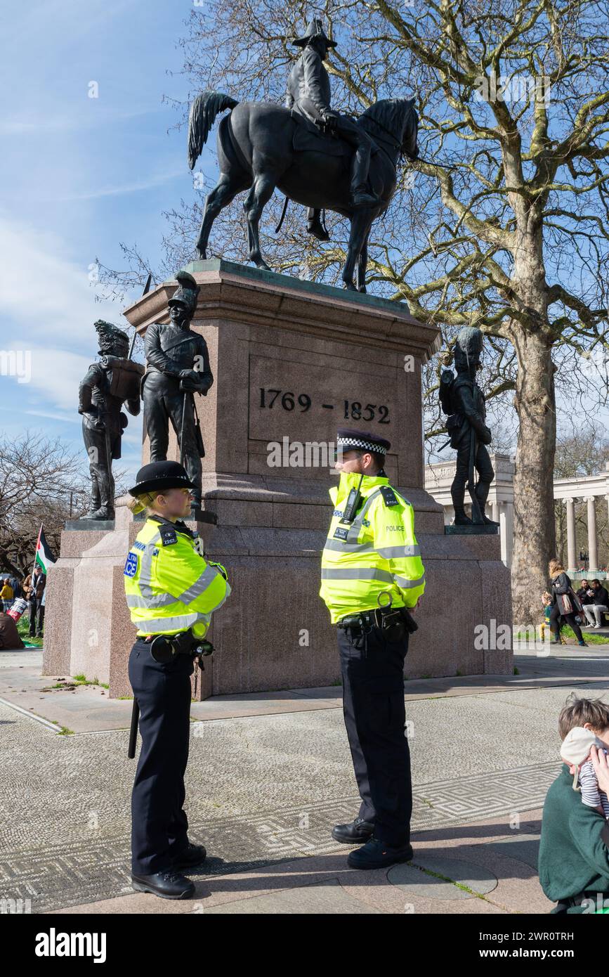Police guarding the equestrian statue of the Duke of Wellington, Hyde Park Corner, London, UK, prior to pro Palestine protest rally passing by Stock Photo