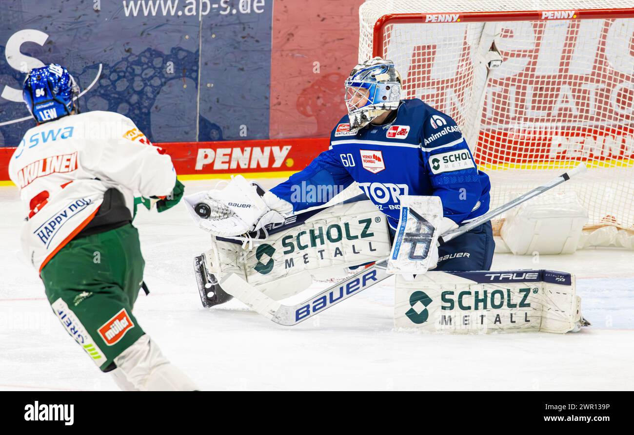 Schwenninger Wild Wings - Augsburger Panther, Helios Arena, Penny DEL, 42. Spieltag Hauptrunde: Den Schuss von Stürmer #94 Anrei Hakulinen (Augsburg) Stock Photo