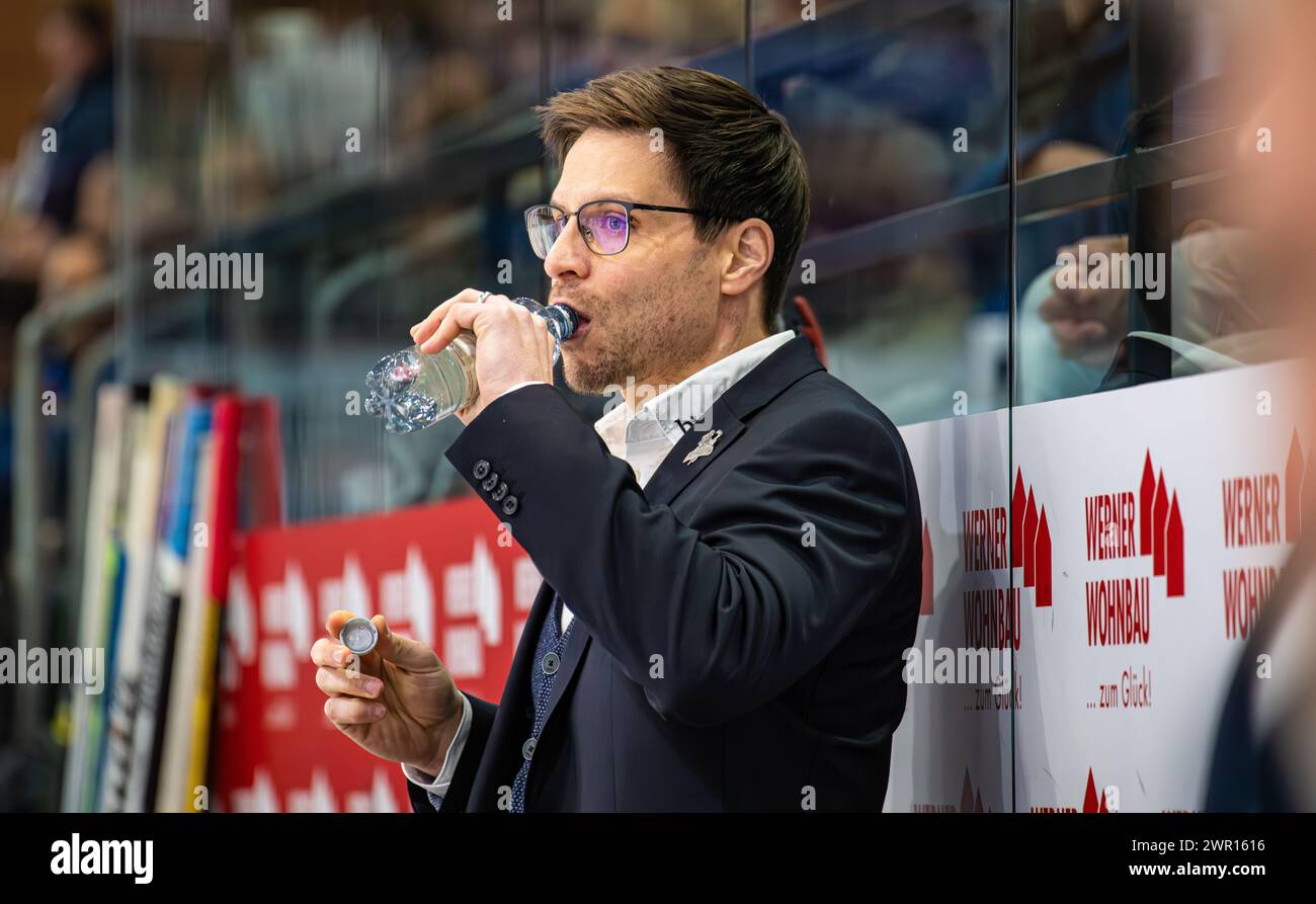 Iserlohn Roosters Assistenztrainer Pierre Beaulieu trinkt während dem Spiel aus seiner Wasserflasche. (Villingen-Schwenningen, Deutschland, 03.11.2023 Stock Photo