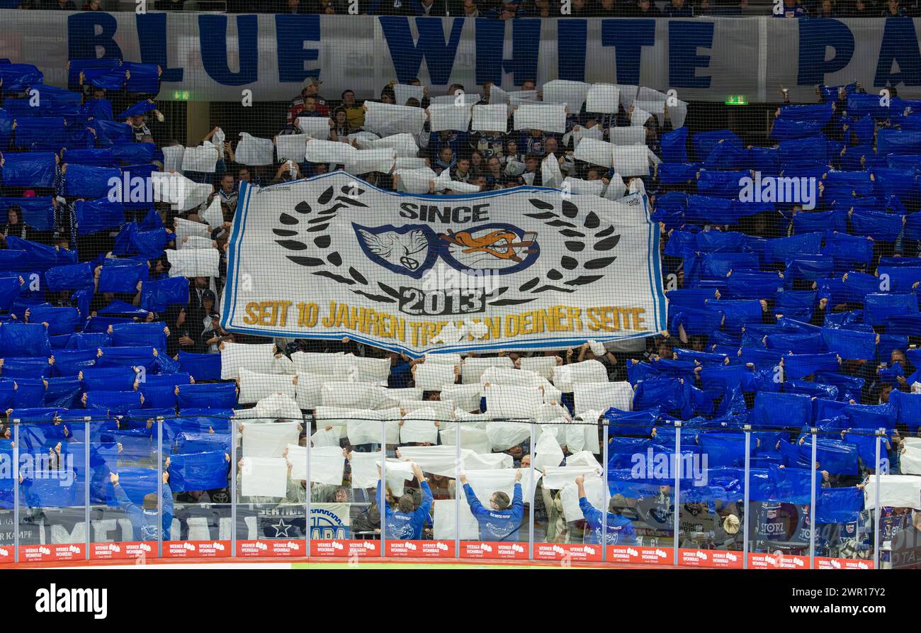 Die Fans der Schwenninger Wild Wings bei der Choreographie in den Vereinsfarben vor Spielbeginn. (Villingen-Schwenningen, Deutschland, 05.11.2023) Stock Photo
