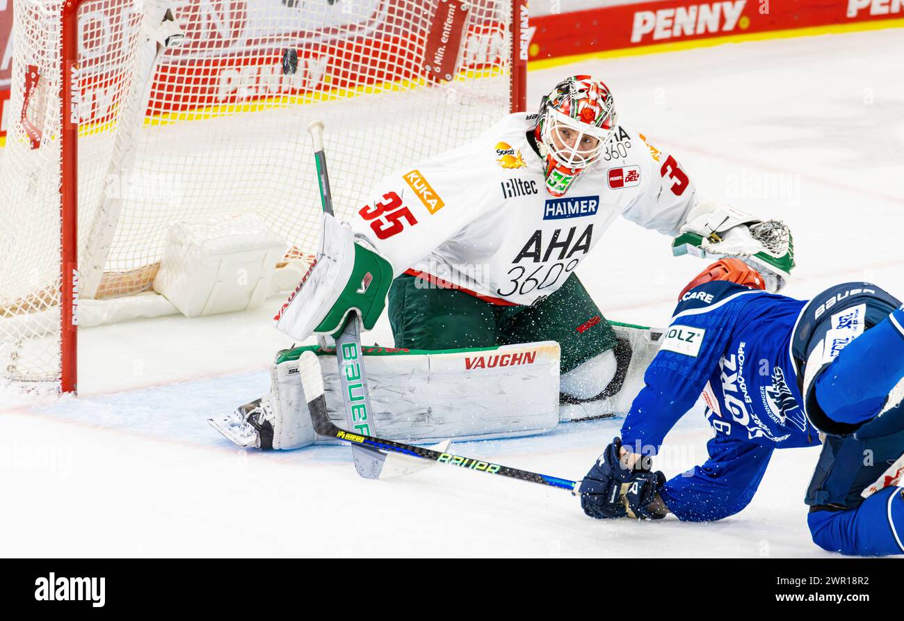 Schwenninger Wild Wings - Augsburger Panthers, Helios Arena, Penny DEL, Hauptrunde: Ein Schwenninger auf den Boden fliegen, Torhüter #35 Markus Keller Stock Photo