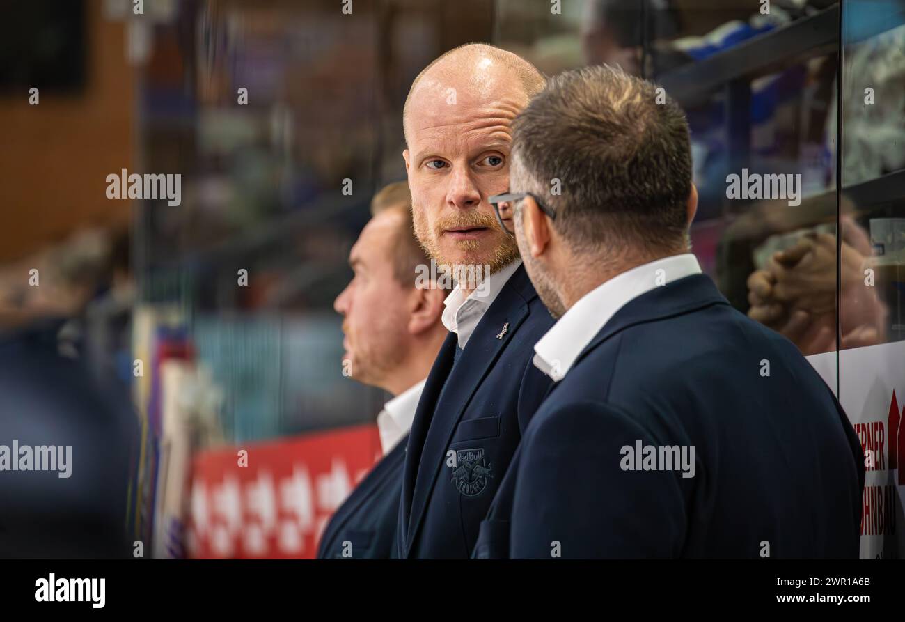 EHC Red Bull München Cheftrainer Toni Söderholm spricht auf der Spielerbank mit seinem Assistenten Pierre Allard. (Villingen-Schwenningen, Deutschland Stock Photo