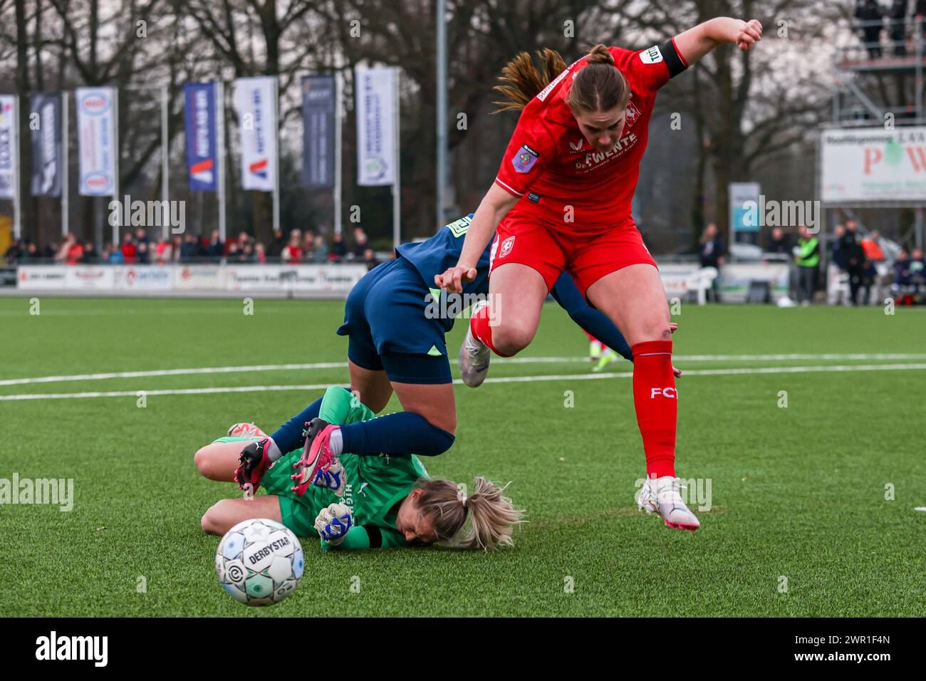 ENSCHEDE, NETHERLANDS - MARCH 10: goalkeeper Lisan Alkemade of PSV tries to make a save during the Dutch Azerion Vrouwen Eredivisie match between FC Twente and PSV at Schreurserve on March 10, 2024 in Enschede, Netherlands. (Photo by Ben Gal/Orange Pictures) Stock Photo