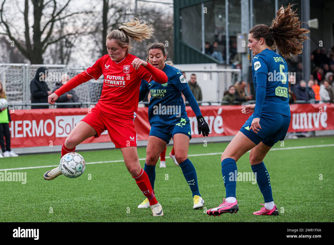 Enschede, Netherlands. 10th Mar, 2024. ENSCHEDE, NETHERLANDS - MARCH 10: Wieke Kapitein of FC Twente, Melanie Bross of PSV battle for the ball during the Dutch Azerion Vrouwen Eredivisie match between FC Twente and PSV at Schreurserve on March 10, 2024 in Enschede, Netherlands. (Photo by Ben Gal/Orange Pictures) Credit: Orange Pics BV/Alamy Live News Stock Photo