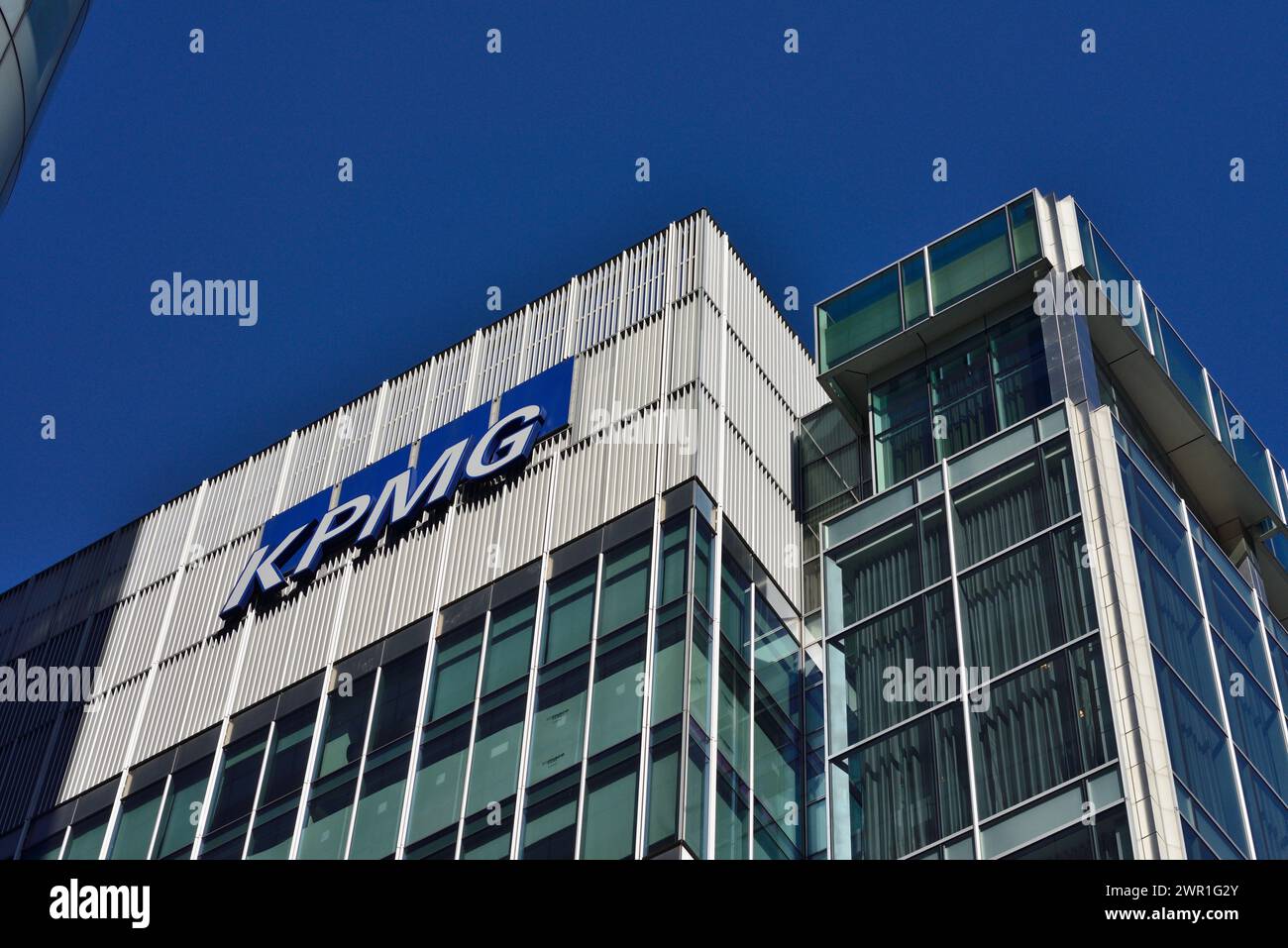 15 canada square canary wharf hi-res stock photography and images - Alamy