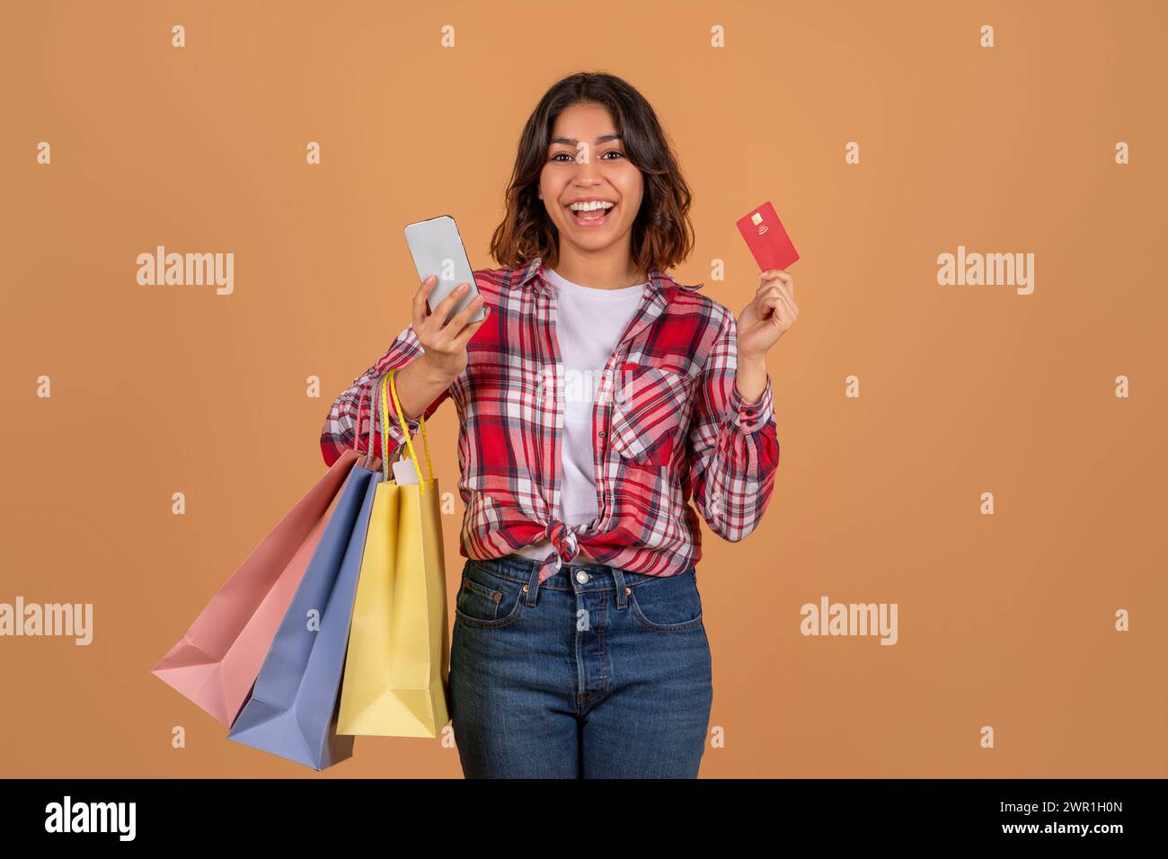 Arabic woman on phone hi-res stock photography and images - Alamy