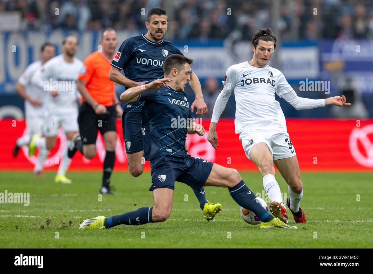 Bochum, Germany. 10th Mar, 2024. Soccer: Bundesliga, VfL Bochum - SC Freiburg, Matchday 25, Vonovia Ruhrstadion: Bochum's Keven Schlotterbeck (l.) and Freiburg's Merlin Röhl fight for the ball. Credit: David Inderlied/dpa - IMPORTANT NOTE: In accordance with the regulations of the DFL German Football League and the DFB German Football Association, it is prohibited to utilize or have utilized photographs taken in the stadium and/or of the match in the form of sequential images and/or video-like photo series./dpa/Alamy Live News Stock Photo