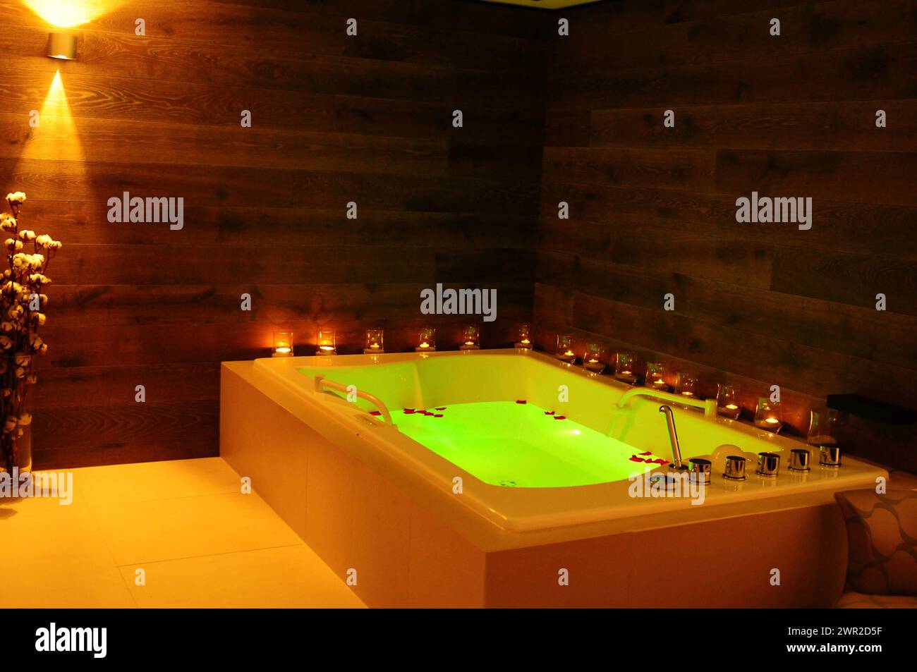 Beleuchteter Whirlpool in der geräumigen und edlen Spa-Suite des Giardino Mountain Hotel in Champfèr. Illuminated bath in the elegant Spa Suite of the Stock Photo