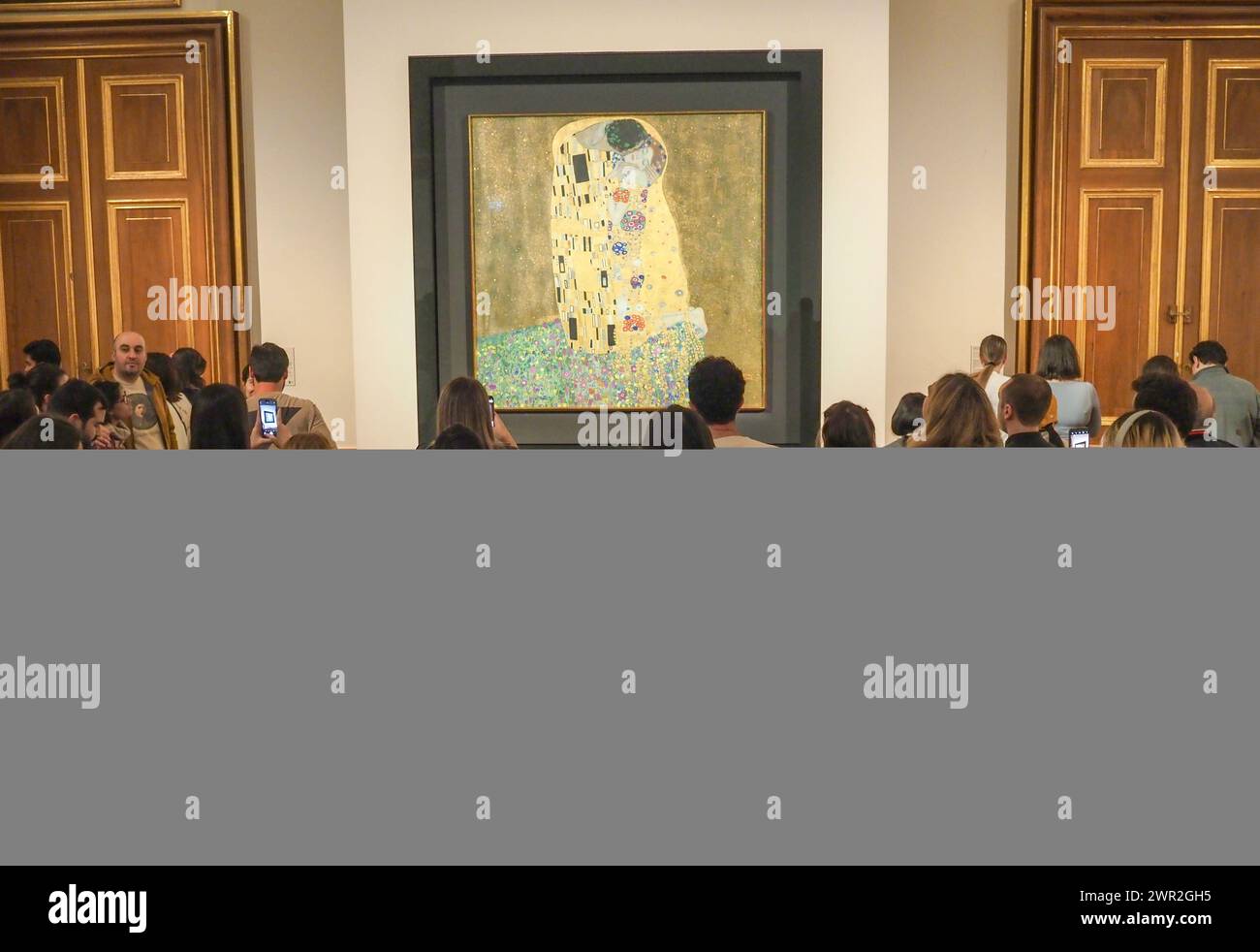 Vienna, Austria. 25th Feb, 2024. Visitors view paintings of Gustav Klimt, Kiss, 1908/1909. Belvedere museum located in palace owned by Imperial family of Austrian empire. Now in the building of Upper Belvedere there is famous art museum. (Credit Image: © Igor Golovniov/SOPA Images via ZUMA Press Wire) EDITORIAL USAGE ONLY! Not for Commercial USAGE! Stock Photo