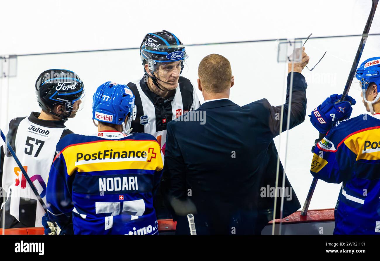 Die Entscheide der Schiedsrichter gaben bei Kloten Headcoach Gerry Fleming Redebedarf. Er spricht mit Headschiedsrichter Daniel Stricker. (Kloten, Sch Stock Photo