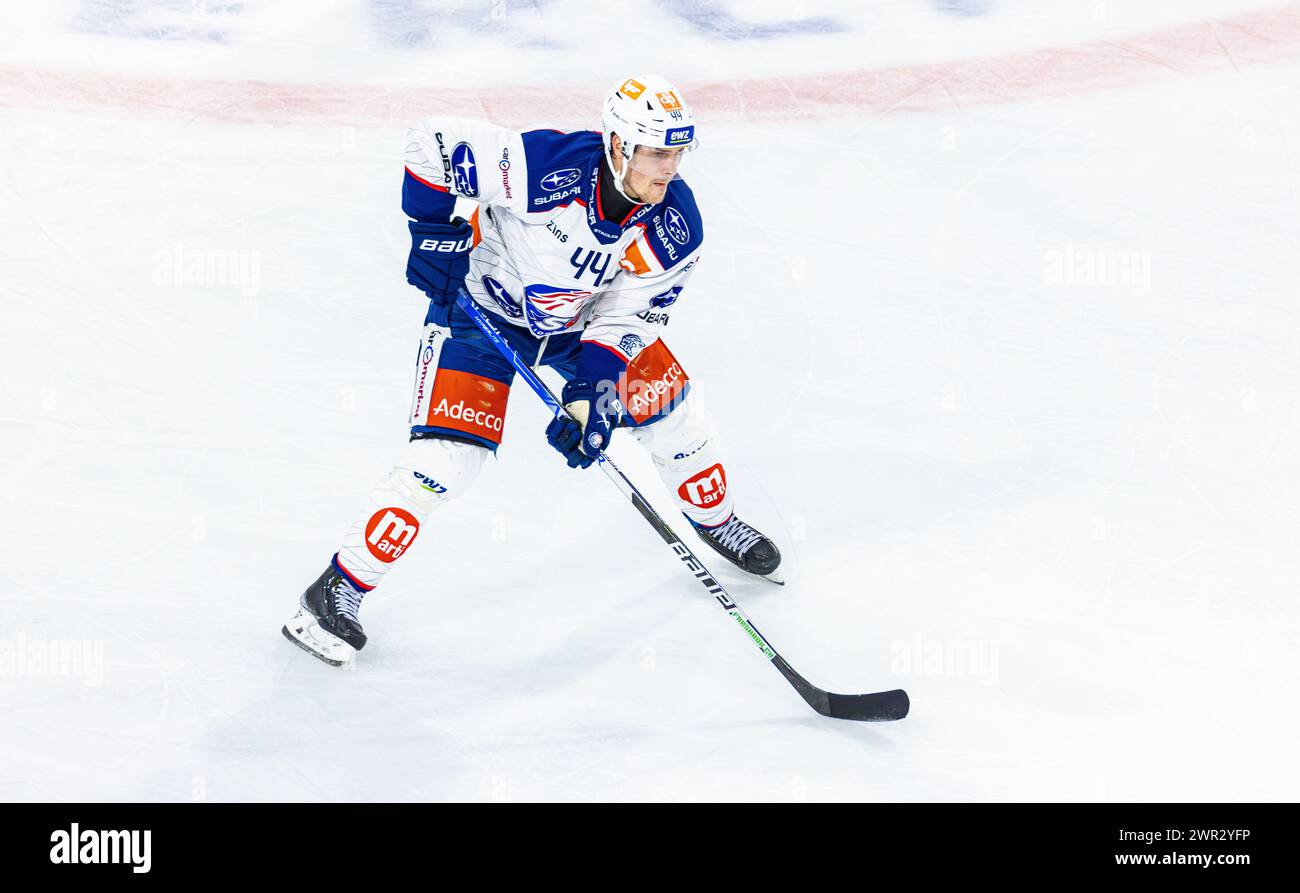 EHC Kloten - ZSC Lions, Stimo Arena, National League NL, Regular Season: #44 Mikko Lehtonen, Verteidiger ZSC Lions mit dem Puck. (Kloten, Schweiz, 21. Stock Photo