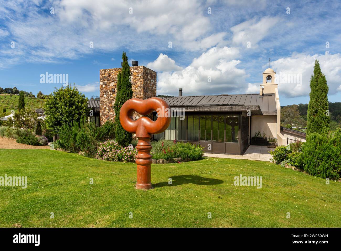Giant corkscrew sculpture next to the Cheshire Architects 2016 transformation of Tantalus Estate Vineyard & Winery building in the Onetangi Valley, Wa Stock Photo