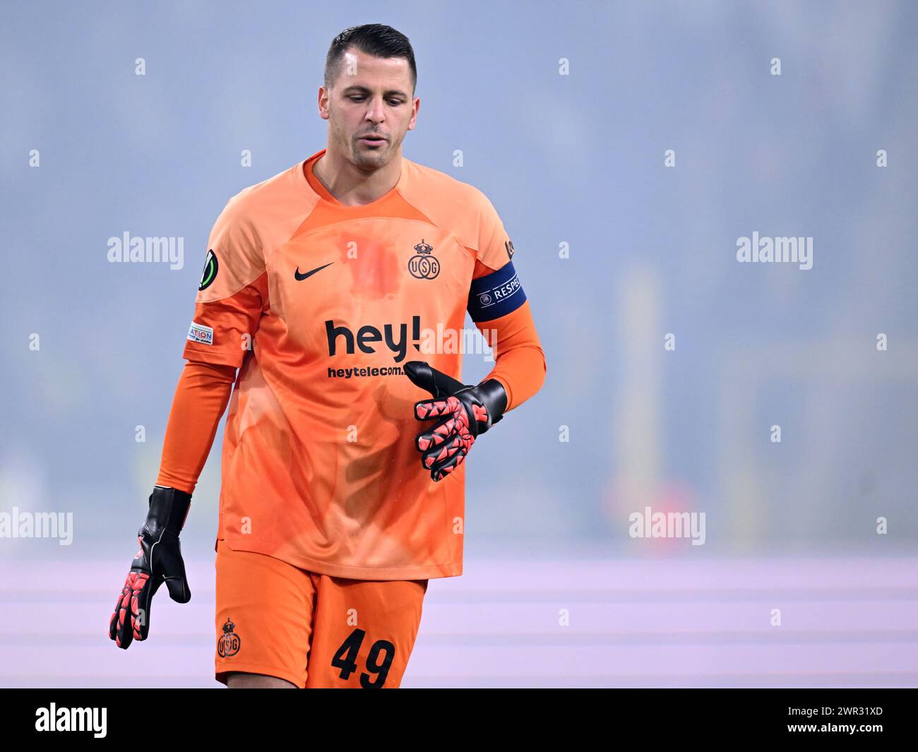 BRUSSELS - Royale Union Saint-Gilloise goalkeeper Anthony Moris during the UEFA Europa League round of 16 match between R. Union Sint Gillis and Fenerbahce SK at the Lotto Park stadium on March 7, 2024 in Brussels, Belgium. ANP | Hollandse Hoogte | GERRIT VAN COLOGNE Stock Photo