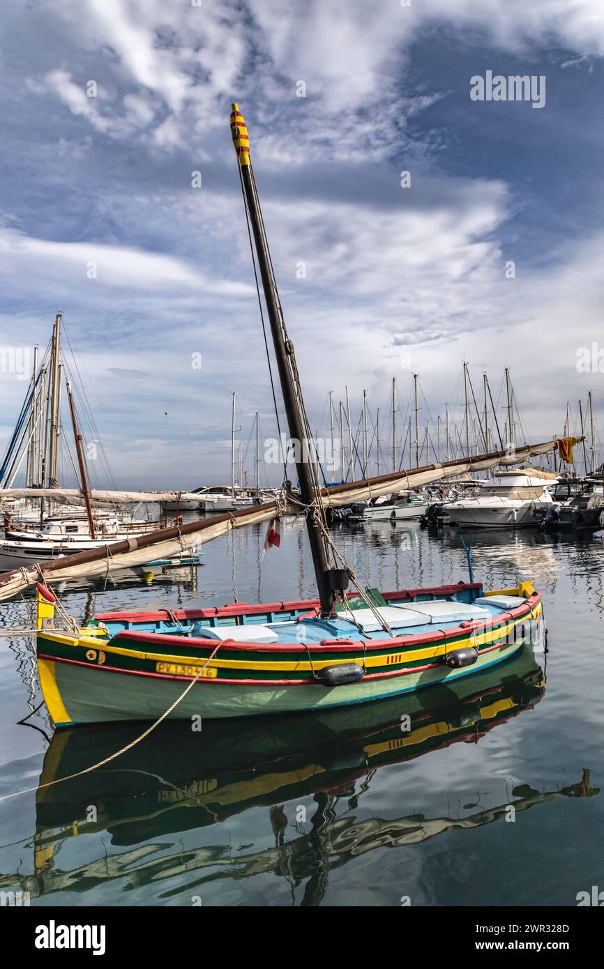 Vue du port Barque catalane Stock Photo Alamy