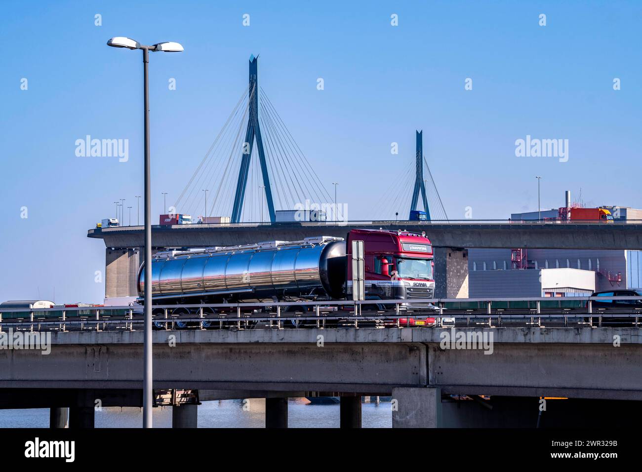 Die Köhlbrandbrücke im Hamburger Hafen, vorne Verkehr auf der Autobahn A7, überspannt den 325 m breiten Köhlbrand, einen Arm der Süderelbe, der Brückenzug ist über 3600 Meter lang, 53 Meter über dem Wasser, Pfeiler 135 m hoch, mehr als 30.000 Fahrzeuge, befahren die B3 Brücke täglich, wichtige Verbindung in den Hafen, sie ist marode, soll neu gebaut werden, Hamburg, Deutschland Kühlbrandbrücke *** The Köhlbrand Bridge in the port of Hamburg, in front traffic on the A7 freeway, spans the 325 m wide Köhlbrand, an arm of the Süderelbe, the bridge is over 3600 meters long, 53 meters above the wate Stock Photo