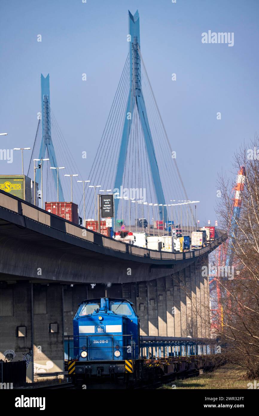 Die Köhlbrandbrücke im Hamburger Hafen, hinten Güterzugstrecke, überspannt den 325 m breiten Köhlbrand, einen Arm der Süderelbe, der Brückenzug ist über 3600 Meter lang, 53 Meter über dem Wasser, Pfeiler 135 m hoch, mehr als 30.000 Fahrzeuge, befahren die B3 Brücke täglich, wichtige Verbindung in den Hafen, sie ist marode, soll neu gebaut werden, Hamburg, Deutschland Kühlbrandbrücke *** The Köhlbrand Bridge in the port of Hamburg, behind the freight train line, spans the 325 m wide Köhlbrand, an arm of the Süderelbe, the bridge is over 3600 meters long, 53 meters above the water, piers 135 m h Stock Photo